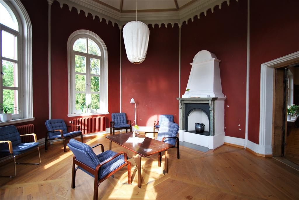 Отель Hellidens Slott Тидахольм Экстерьер фото